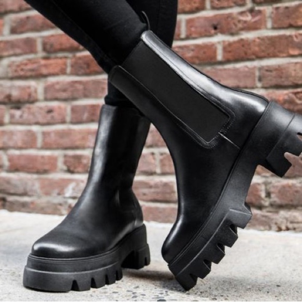 NWOT Thursday Reign Chelsea Boots - Black